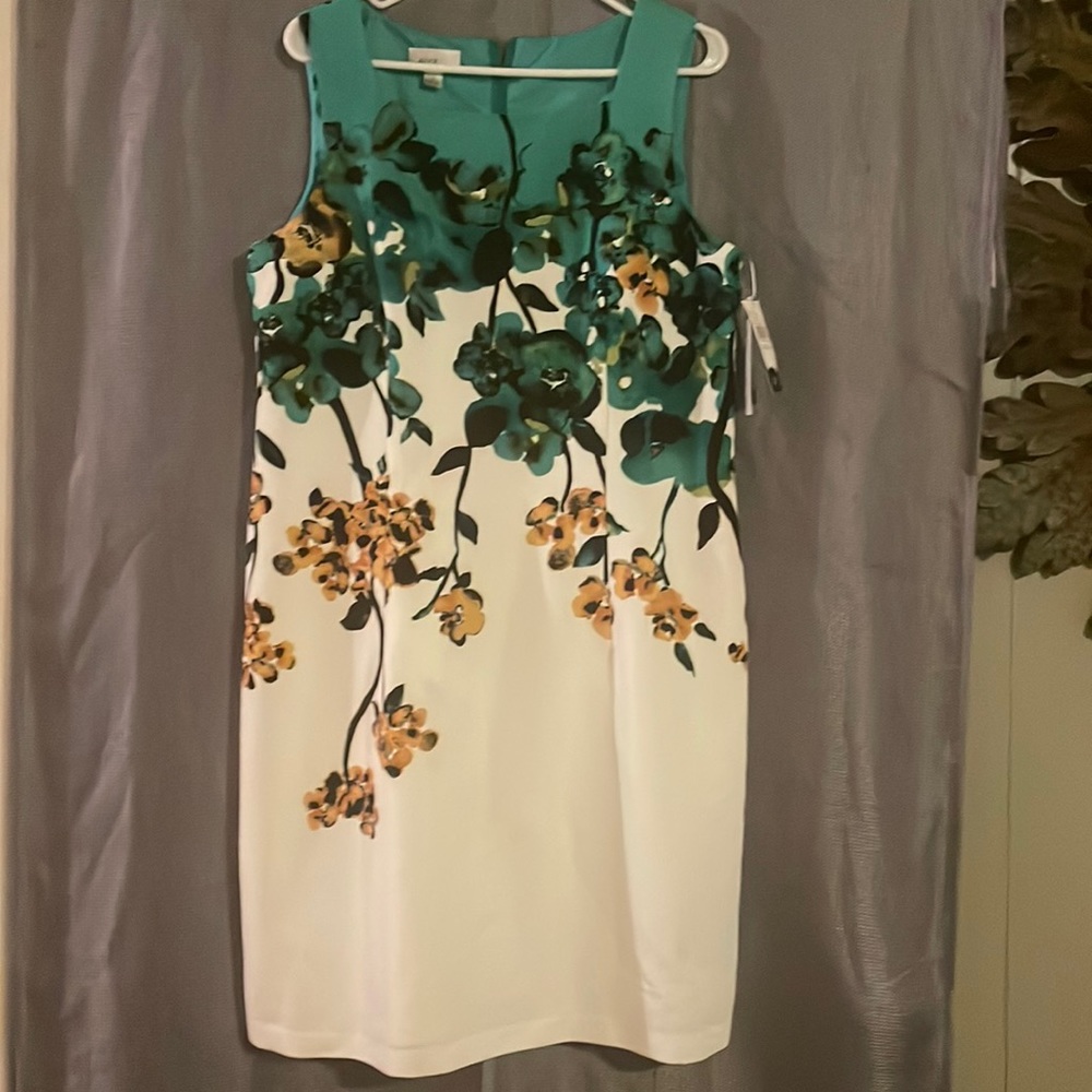 Sleeveless summer dress with beautiful flower design